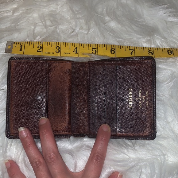 Authentic Louis Vuitton bifold taiga wallet - Picture 6 of 11